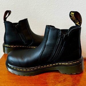 Dr Martens jr Softy T black leather Chelsea Boot, kids
